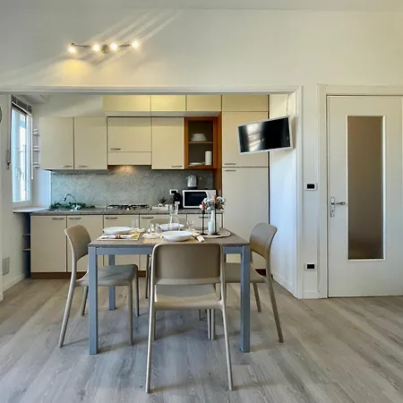 公寓 150mt Dal Mare Monolocale In Centro Con Vista Aperta, Wi-fi E A/c *