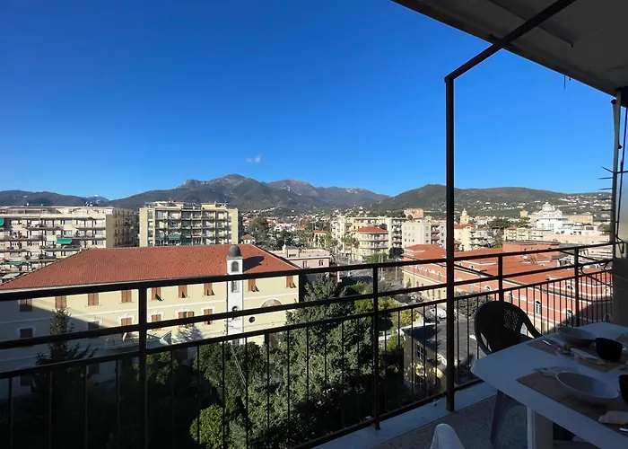 150mt Dal Mare Monolocale In Centro Con Vista Aperta, Wi-fi E A/c Apartamento Loano