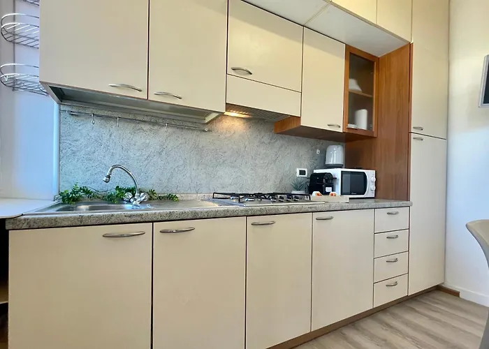 Appartamento [150mt Dal Mare] Monolocale In Centro Con Vista Aperta, Wi-fi E A/c Loano