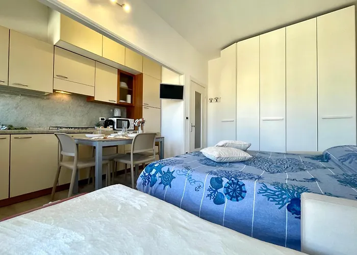 Appartamento [150mt Dal Mare] Monolocale In Centro Con Vista Aperta, Wi-fi E A/c Loano