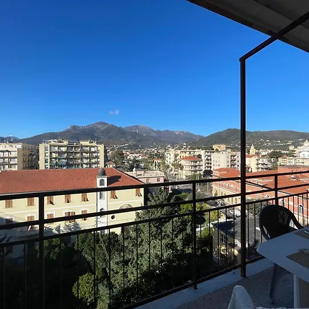 150mt Dal Mare Monolocale In Centro Con Vista Aperta, Wi-fi E A/c Apartamento Loano