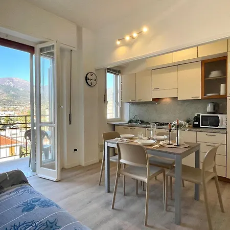 Appartamento [150mt Dal Mare] Monolocale In Centro Con Vista Aperta, Wi-fi E A/c Loano