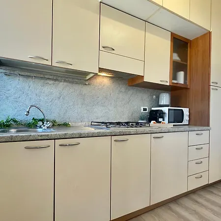Apartament 150mt Dal Mare Monolocale In Centro Con Vista Aperta, Wi-fi E A/c Loano