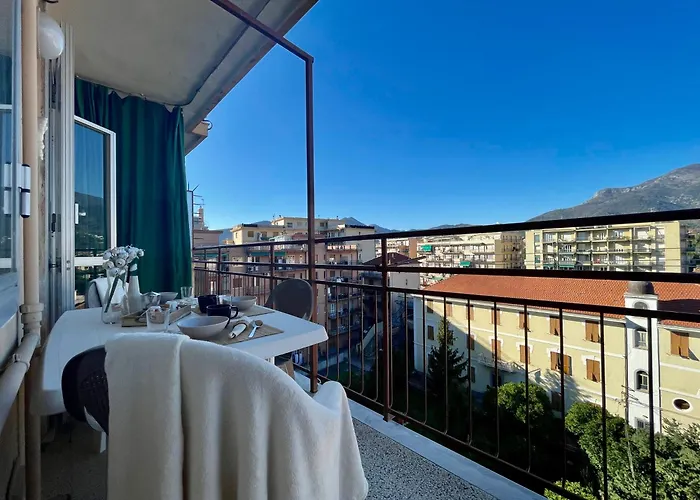 150mt Dal Mare Monolocale In Centro Con Vista Aperta, Wi-fi E A/c * Loano
